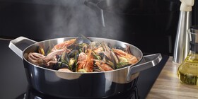 Stoom uit een pan die naar de dampkap opstijgt