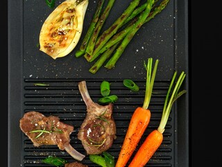 Lamsvlees en wortels onder de Electrolux Plancha Grill