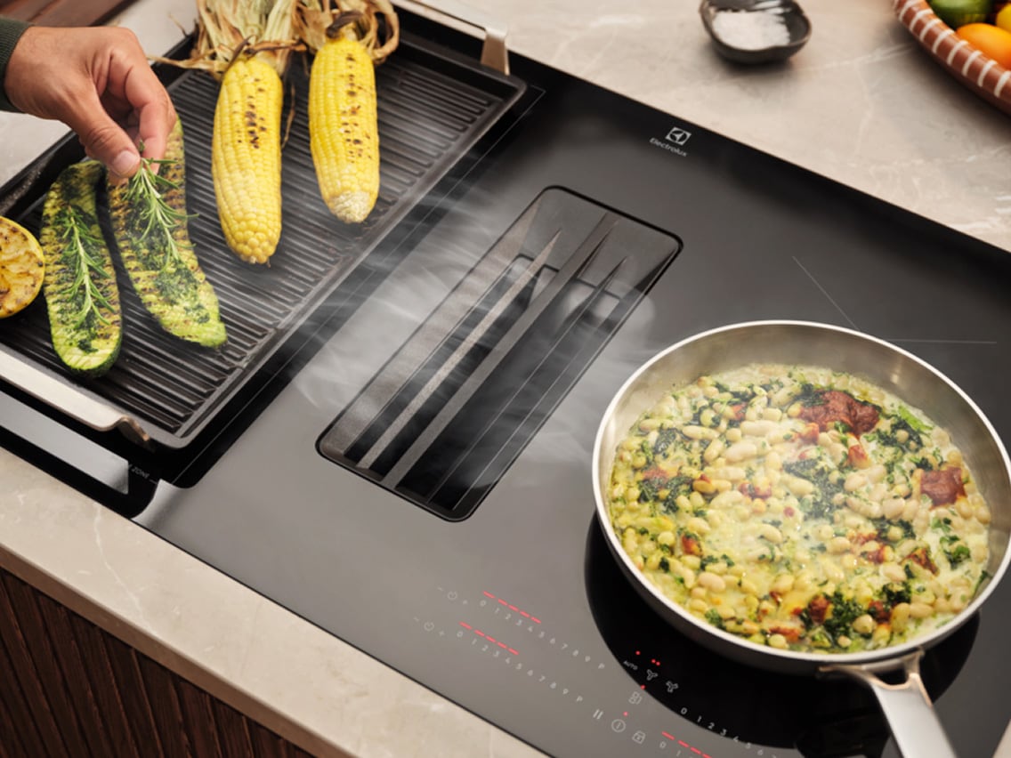 Zoom sur la table de cuisson Electrolux avec hotte intégrée