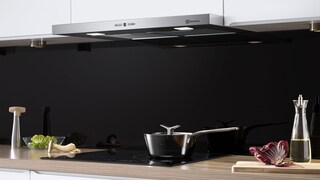 Hotte Electrolux au-dessus d'une casserole sur table à induction