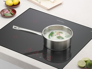 Een pan op een Electrolux Infinite™ Pure-inductiekookplaat