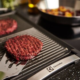 Een bietenburger op de Plancha Grill van Electrolux