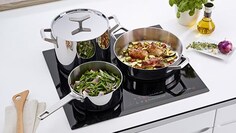 La batterie Infinite Chef par Electrolux sur une plaque à induction