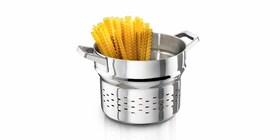 De kookpan voor het koken en afgieten van uw pasta