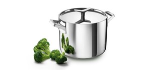 Grote kookpan met broccoli