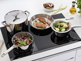 De la viande et des légumes préparés avec la poêle à frire, la casserole conique et le chinois Infinite Chef