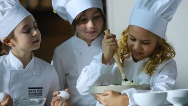 Enfants affairés en cuisine à la boulangerie-pâtisserie éphémère Electrolux Bake For Someone.