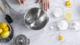 Ingrédients de la meringue au citron, prêts à l'emploi.
