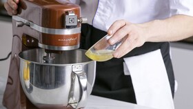Chef Electrolux ajoutant progressivement les ingrédients les uns aux autres pour la réalisation de sa meringue
