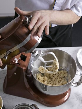 Pâtissier utilisant l'Electrolux Assistent pour créer une délicieuse pâte