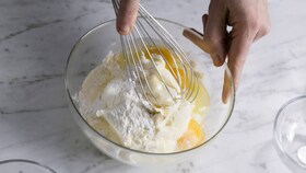 Pâtissier Electrolux affairé à mélanger tous les ingrédients constituant la garniture