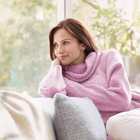 Een mevrouw die geniet van haar wollen trui