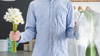 Een shirt dat half glad en half gekreukt is om de kracht van stoomwassen te laten zien