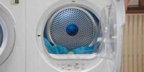 Een close-up van een droogbal in een Electrolux-droogautomaat