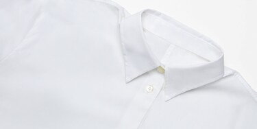 Une chemise blanche éclatante vue de côté