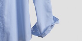 Een losgeknoopt blauw shirt