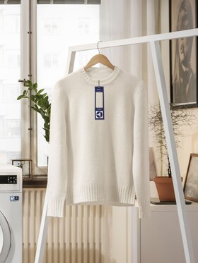 Pull blanc en laine suspendu