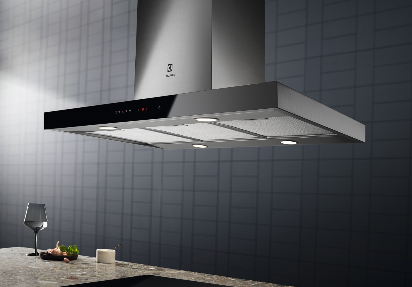 Dampkap in een keuken met verlichting aan