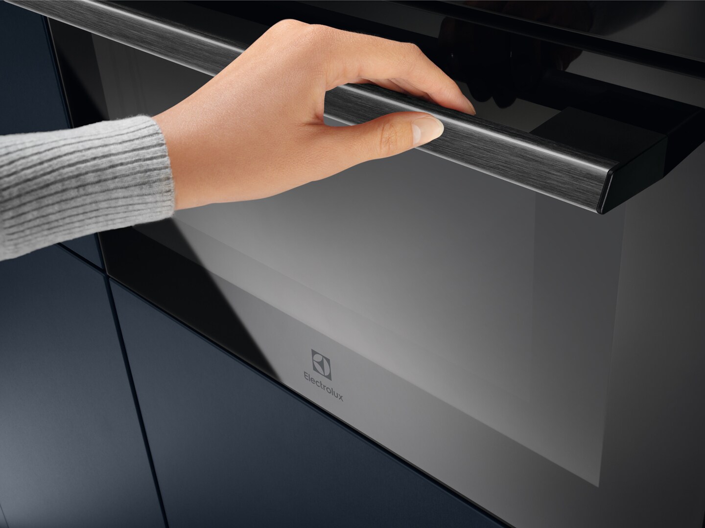 Porte d'un four Electrolux qui s'ouvre à la main