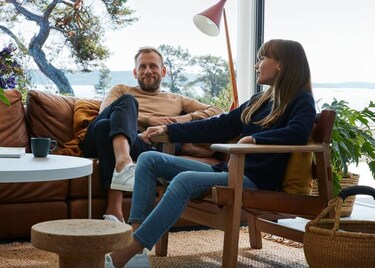 man en vrouw zitten in zetel